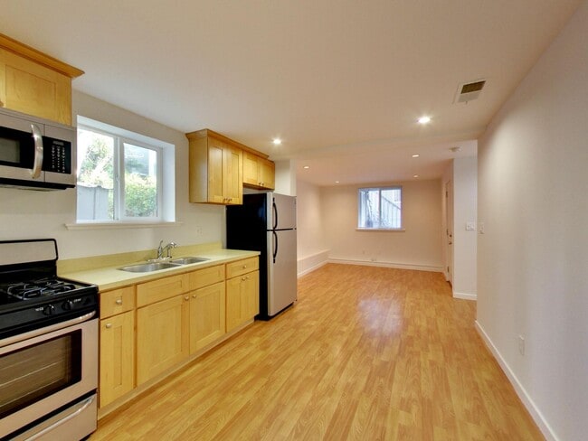 Building Photo - 826C Alabama Street- Rental