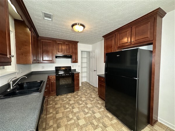 Photo - 600 Indian Trail