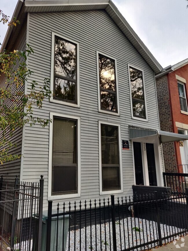 Building Photo - 923 S Carpenter St Unit 1F Rental