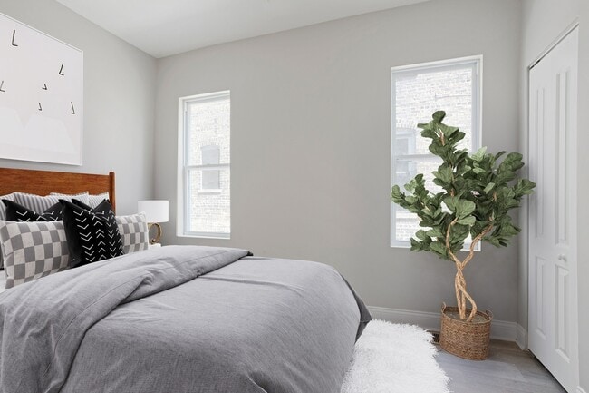 Photo - 843 E 65th St