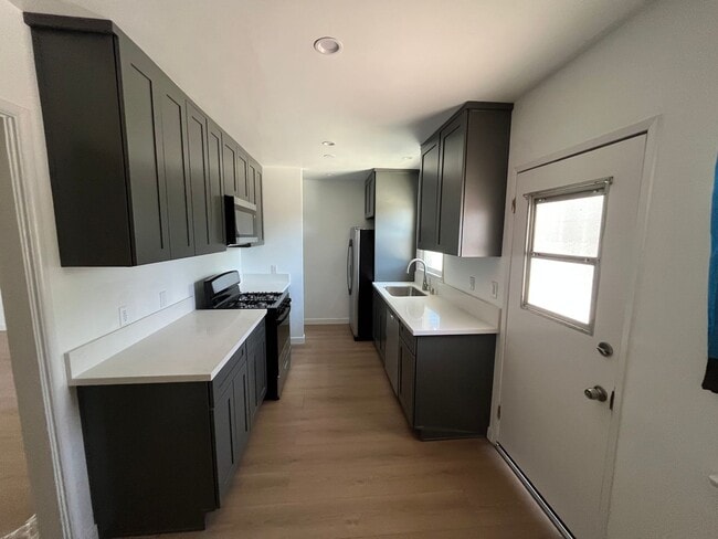 Building Photo - 10716-10720 Oxnard St. Unit 10718 Rental