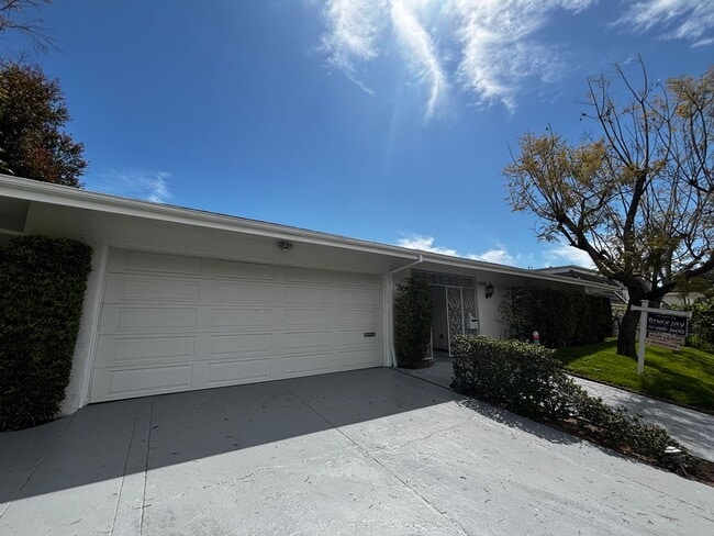Building Photo - Los Feliz Hills 4 Bed/4 Bath Home Availabl...