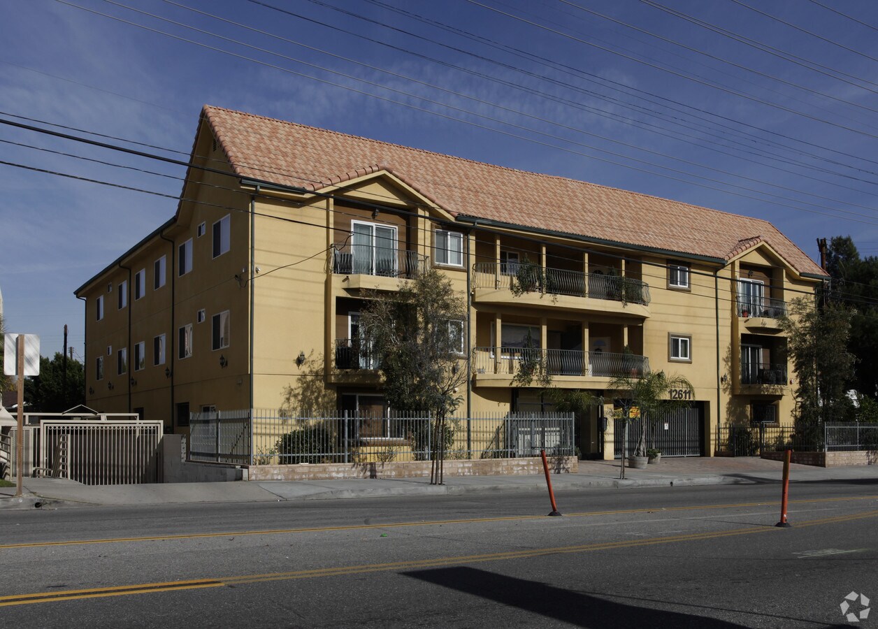 Photo - 12611 Vanowen St