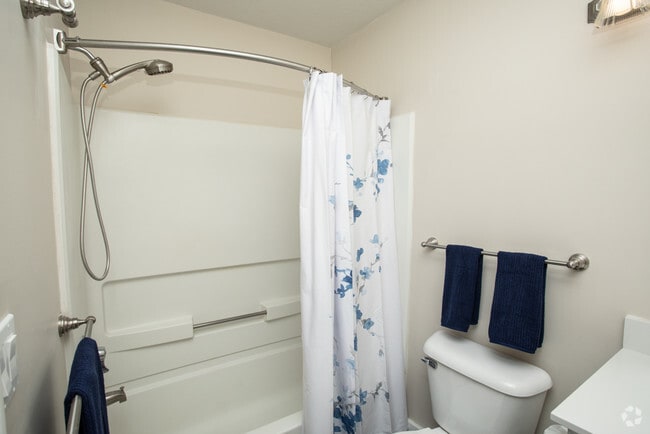 2BR, 2BA - 990 SF