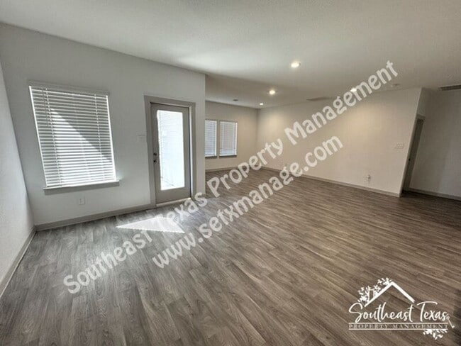 Photo - 111 Lk Wy Cir