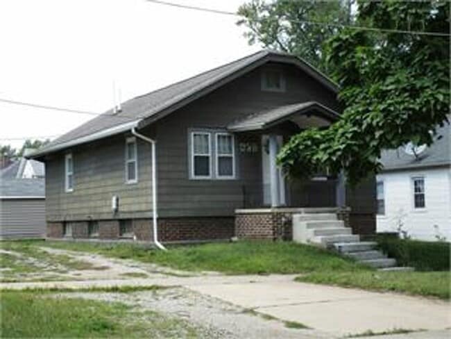 Building Photo - 2 BR  2 BA  House Section 8 friendly