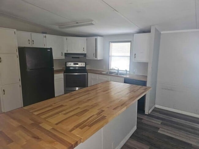 Photo - 3/2 Mobile Home with fenced yard