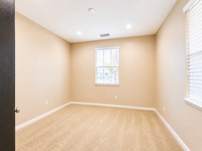 Photo - Beautiful Heritage Lake 3 Bedroom+ House for rent