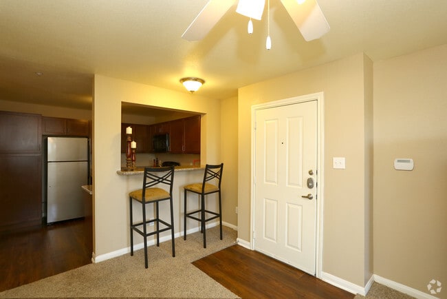 Luxury 1BR-1BR Dining Area