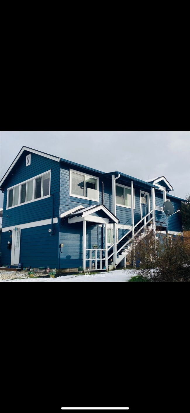 Home has upper and lower access - 160 Maple St