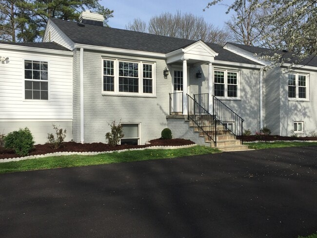 Building Photo - 2177 Chain Bridge Rd Rental