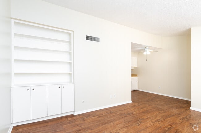1BR, 1BA - 750SF - Living Room