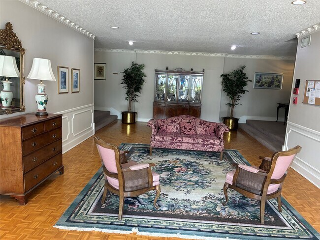 Photo - 2700 Bellefontaine Unit B9