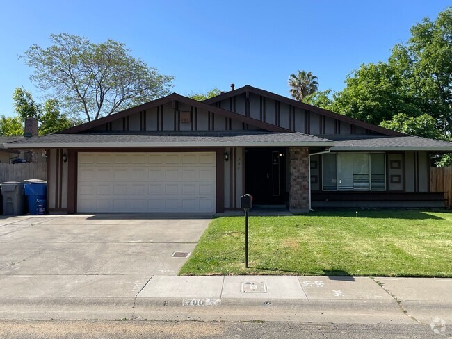 Building Photo - Recently Refreshed 3 bedroom with Central ... Rental