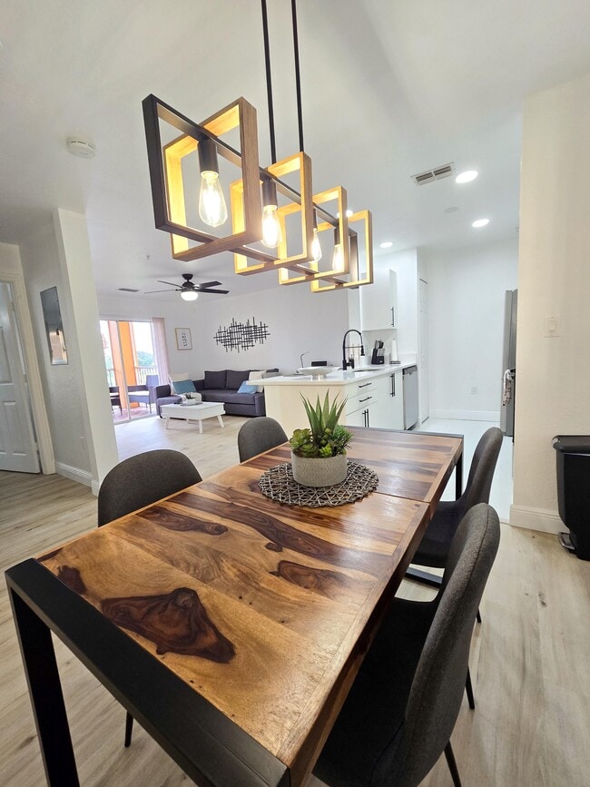 Photo - 5447 Vineland Rd Unidad 1211