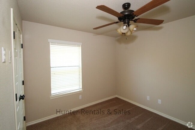 Building Photo - Amazing Four-Bedroom! Rental