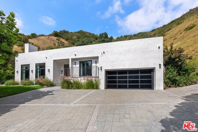 Building Photo - 1739 San Ysidro Dr Rental