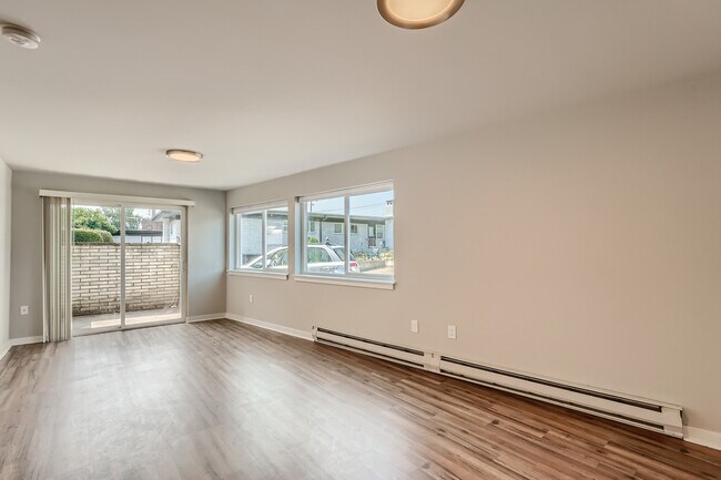 Spacious Apartment on Alki Beach!