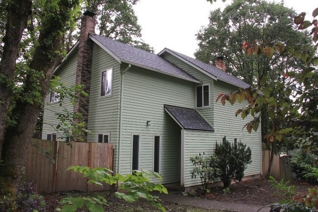 Building Photo - 3 Bed, 1 Bath Duplex in Lake Oswego Rental