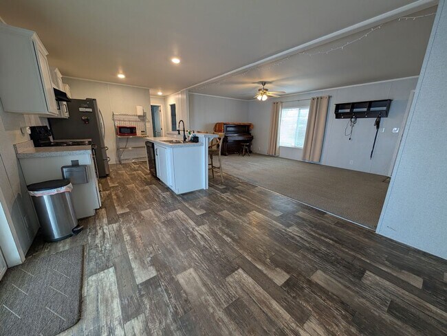 Building Photo - 820 Crest Dr