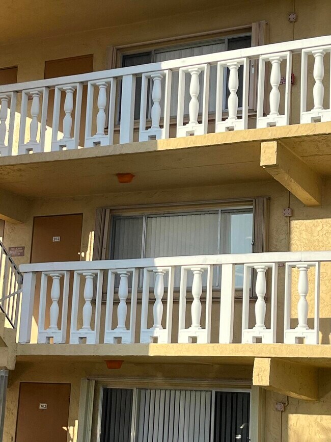 Photo - 500 Village Green Ct Unidad 202