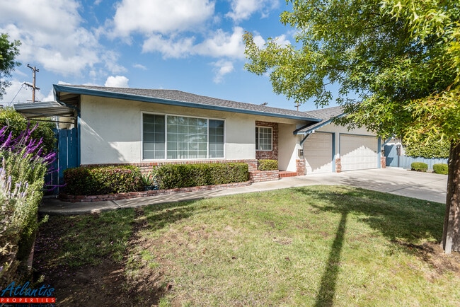 Building Photo - Williams Way 1030/1032 Unit 1032