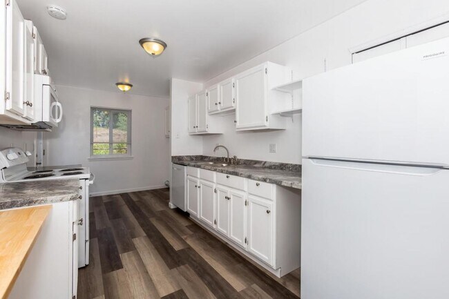 Photo - 2728 Alan St