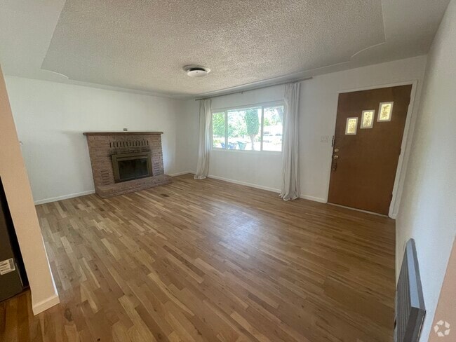 Building Photo - 2117 Deerfield Ave Rental