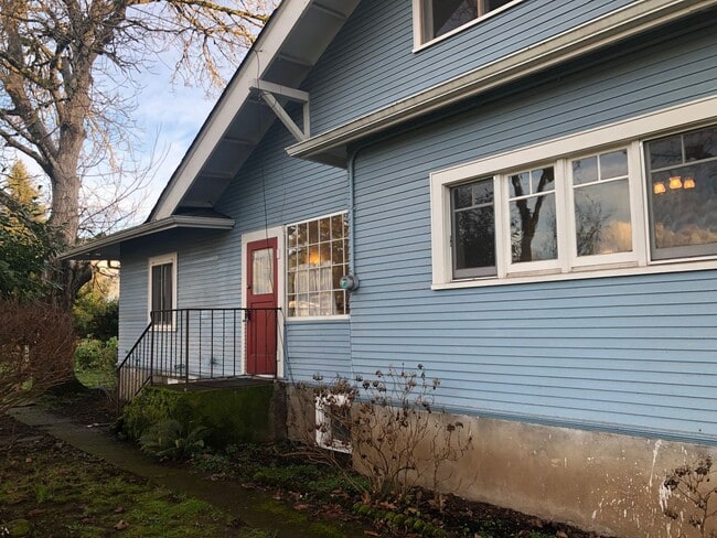 Photo - Large 4 bed/2 bath Farm House on River Rd.