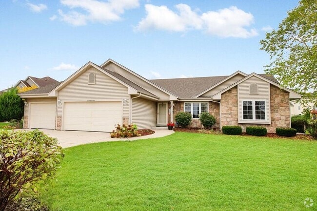 Building Photo - W174N10148 Tanglewood Dr Rental