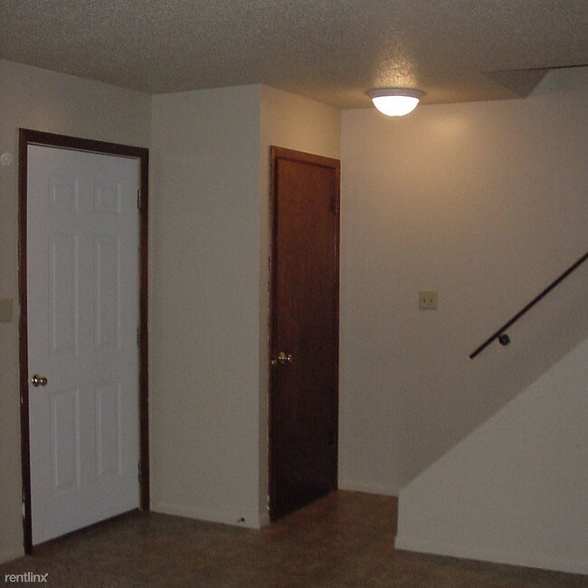 3 br, 1.5 bath Duplex 1010 Dewey Dr 1001... Townhome Townhome