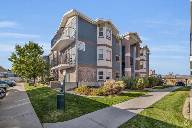 Building Photo - Don't Miss Out: 3BR Top-Floor Unit Availab... Rental