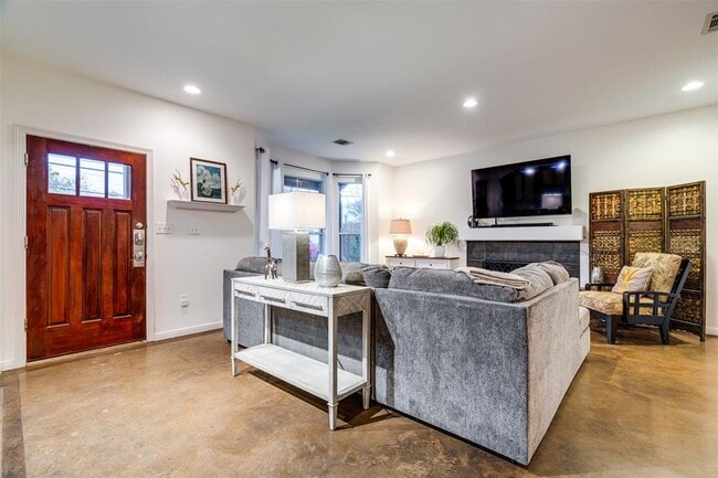 Photo - 713 W 35th St