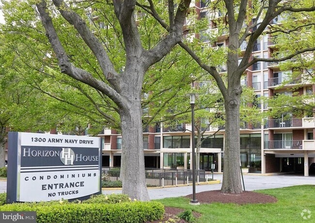 Building Photo - 1300 Army Navy Dr Unit 612 Rental