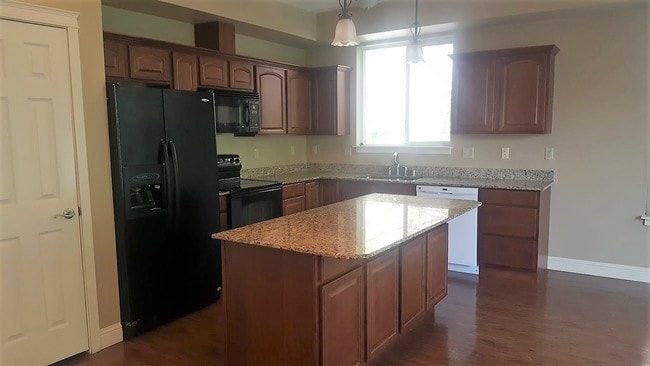 Photo - 560 SW State St