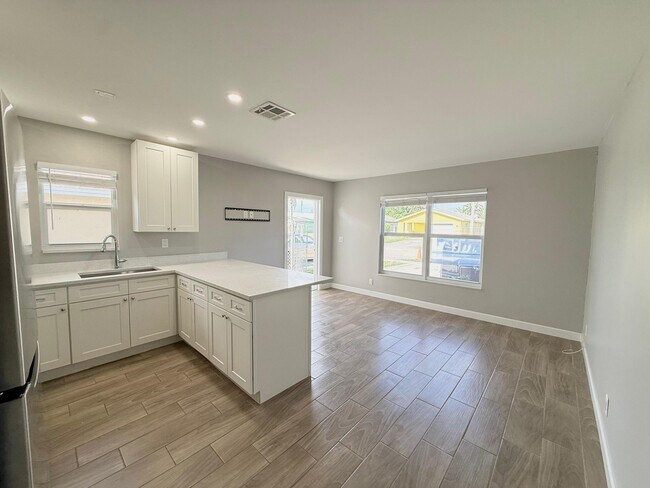 Photo - 1001 W 9th St Unidad B