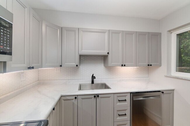 Building Photo - 3519 Linwood Ave Unit 4