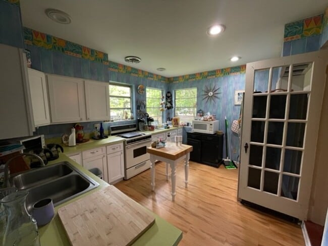 Photo - Beautiful 4 Bedroom, 2 Bathroom House Near...