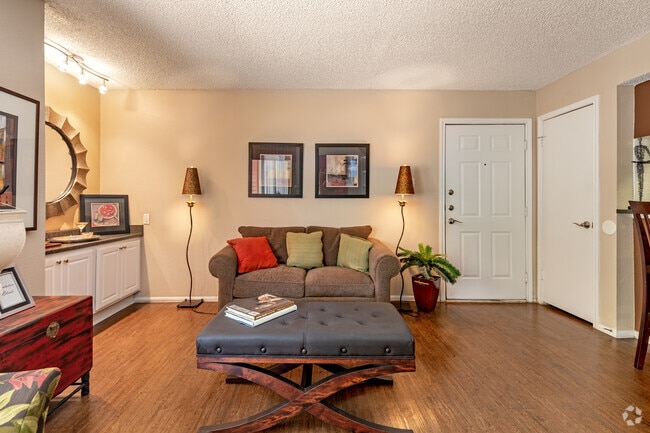1BR, 1BA - 696SF - Living Room