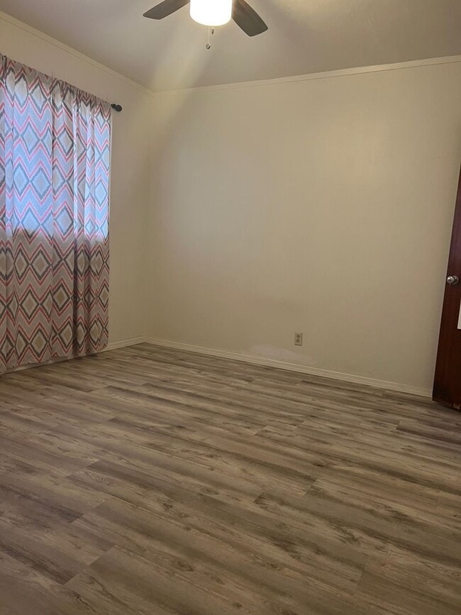 Photo - 609 W 11th St