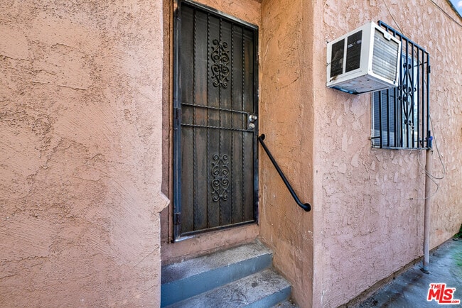 Building Photo - 220 E Vernon Ave Unit 1/2