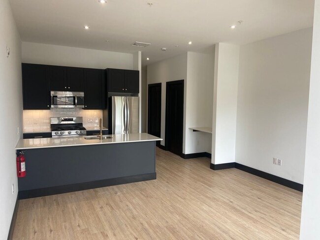 Building Photo - Stylish Studio Apartment | Watermark, Down... Unit 322