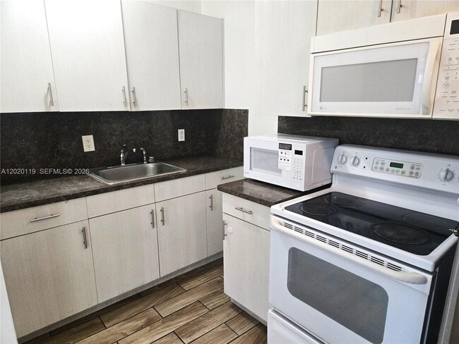 Photo - 1662 NW 1st St Unit 2