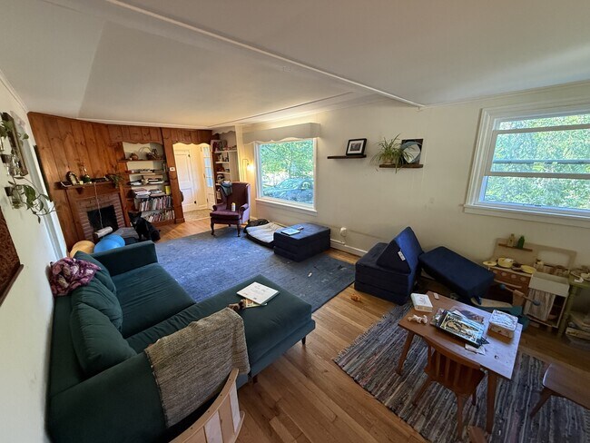 Building Photo - 141 Pearsall Pl