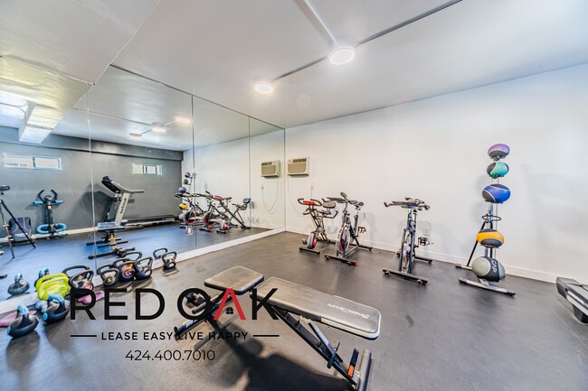 Photo - 1757 N Orange Dr Unit 402