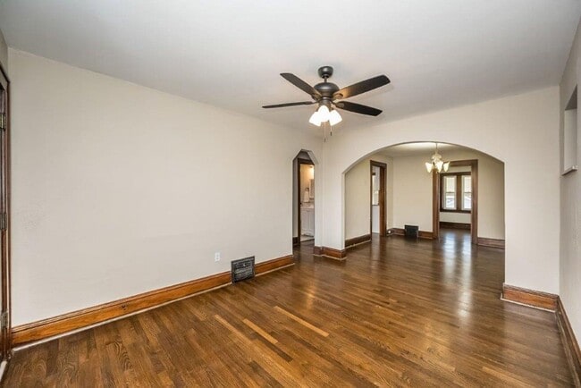 Photo - 5336 Chippewa St