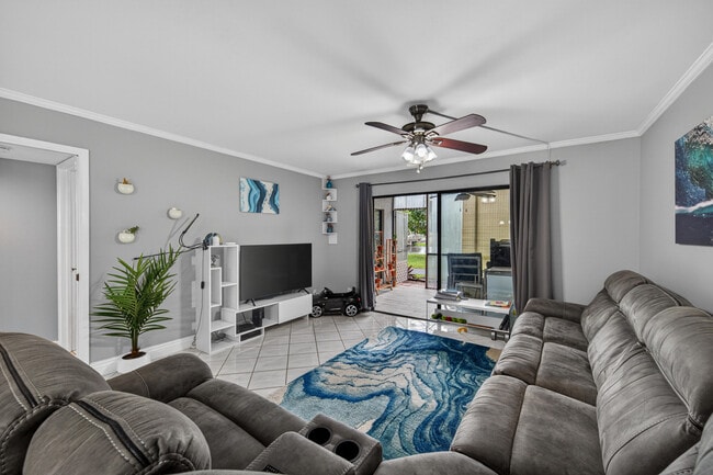 Building Photo - 2200 S Cypress Bend Dr Unit 101