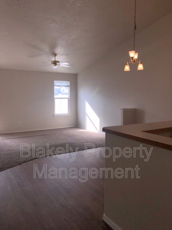 Photo - 533 N Grove Way