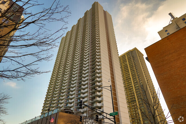 Building Photo - 6033 N Sheridan Rd Unit 10L Rental