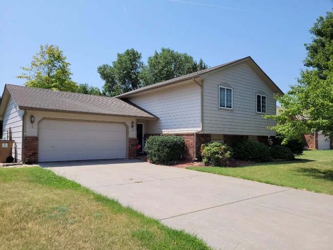 Building Photo - Secluded 3 Bedroom 2 Bathroom! Rental